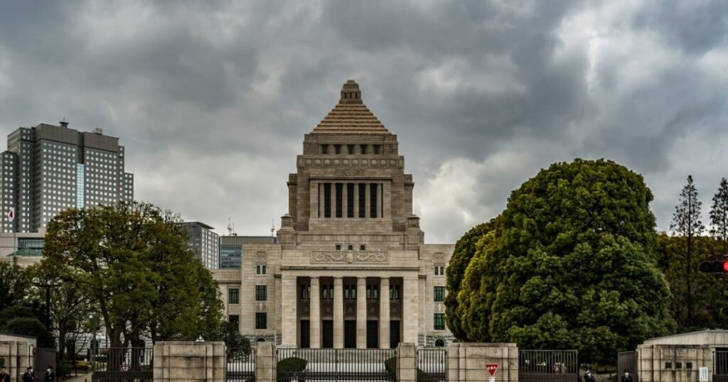 トップが400万円の「餅代」「氷代」を配り「総理」を目指す…自民党政治を支えてきた「派閥」の「からくり」《『自民党と派閥』緊急復刊》― 資金集めと配分で重要な役割