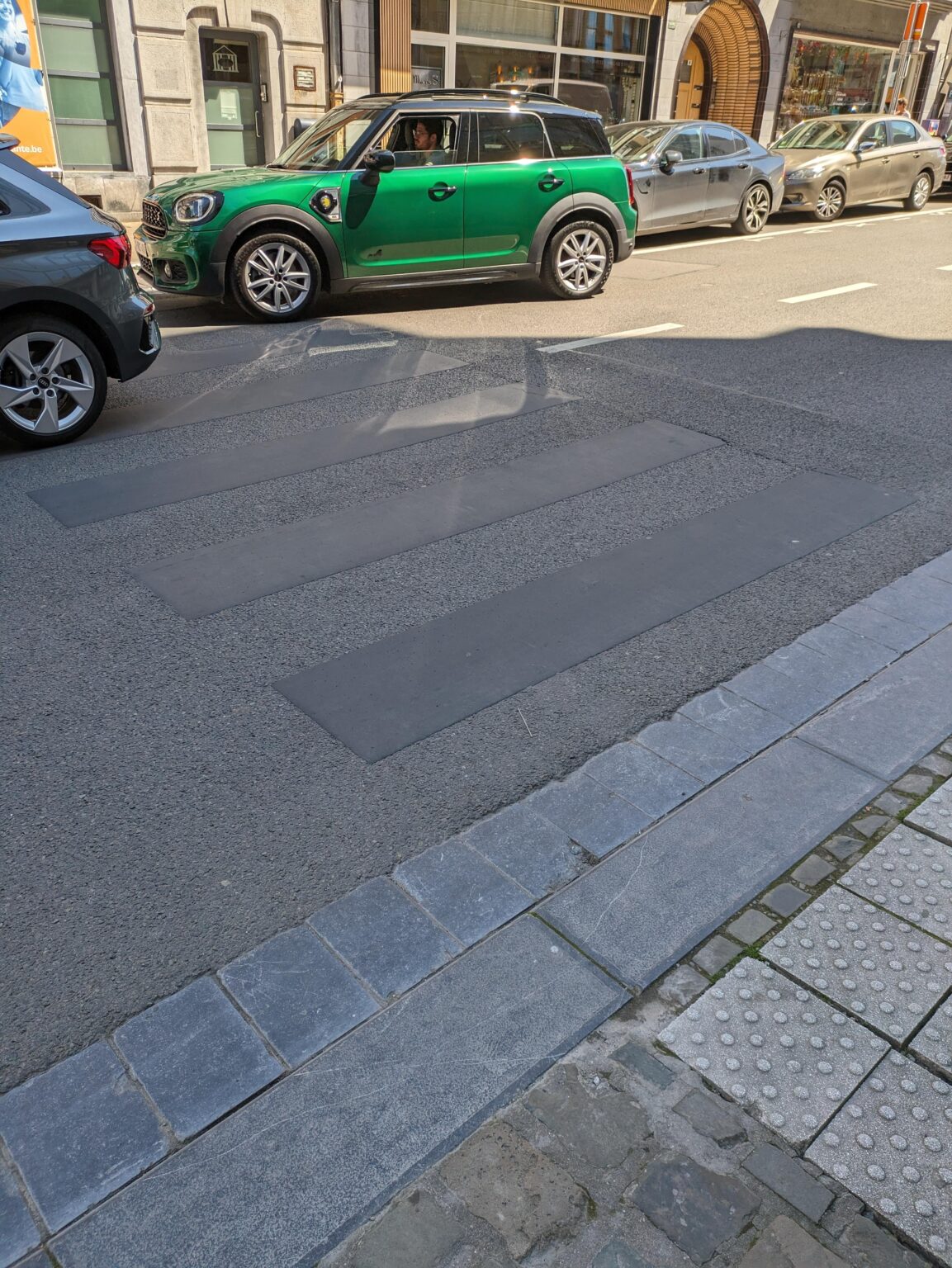 私は観光客です。 この黒い横断歩道はどうなっているのですか？