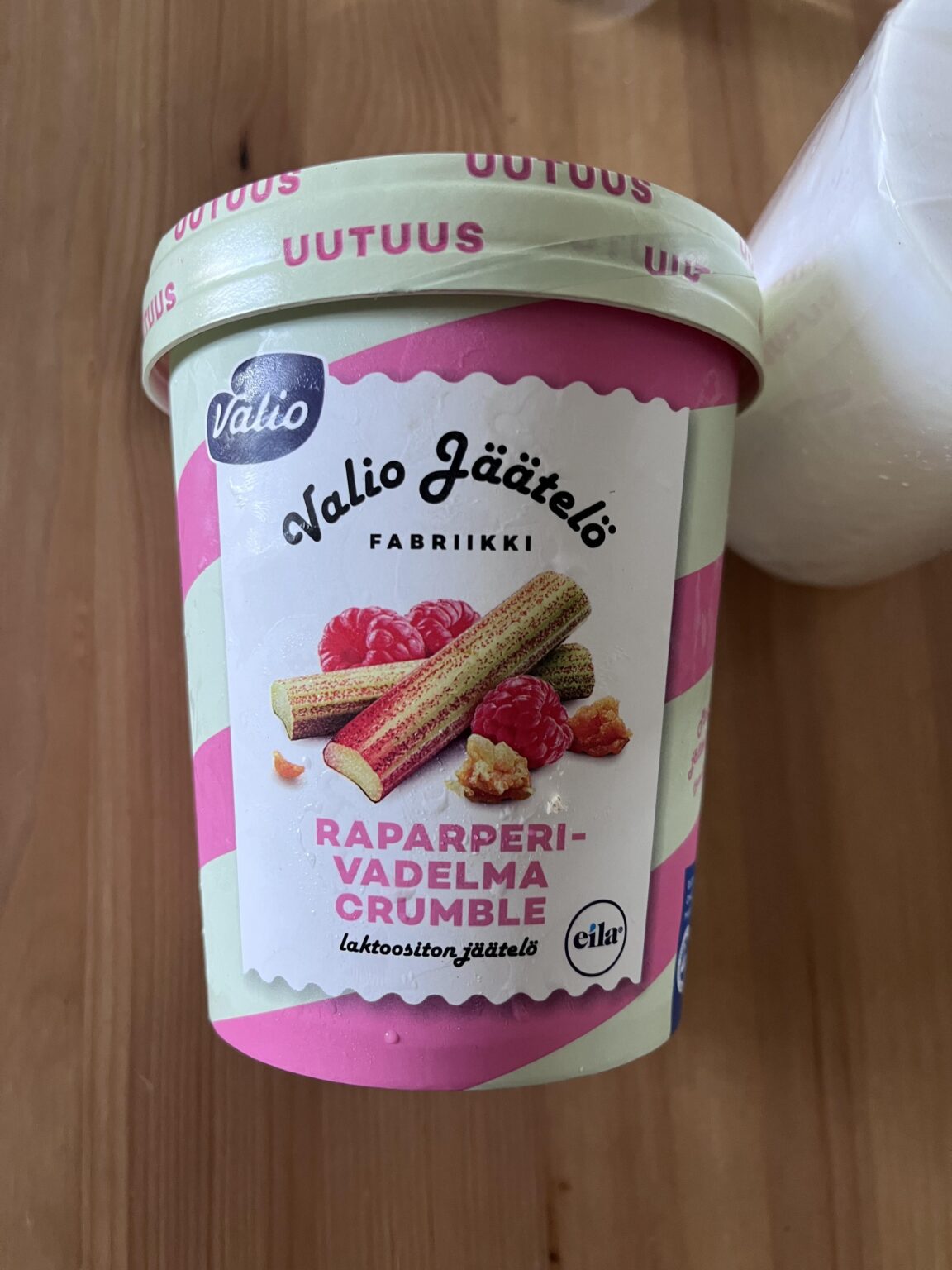 これは私だけでしょうか、それともこのアイスクリームはプラスチックが溶けたような味がしますか?