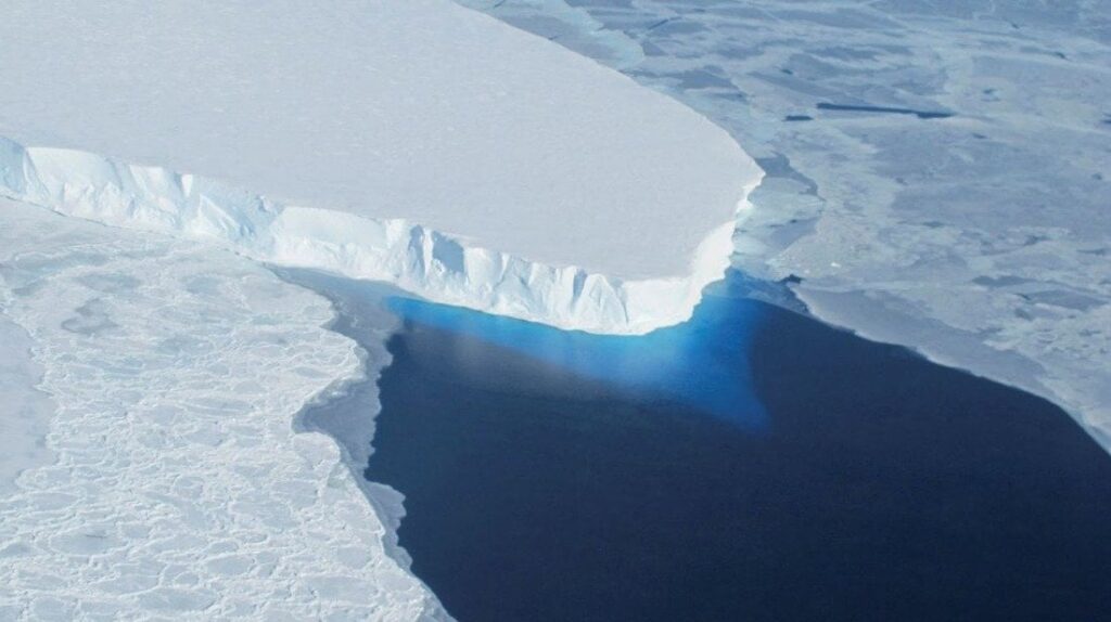 「終末の氷河」の下に押し寄せる海水、海面上昇を悪化させる可能性 新研究 - CNN.co.jp