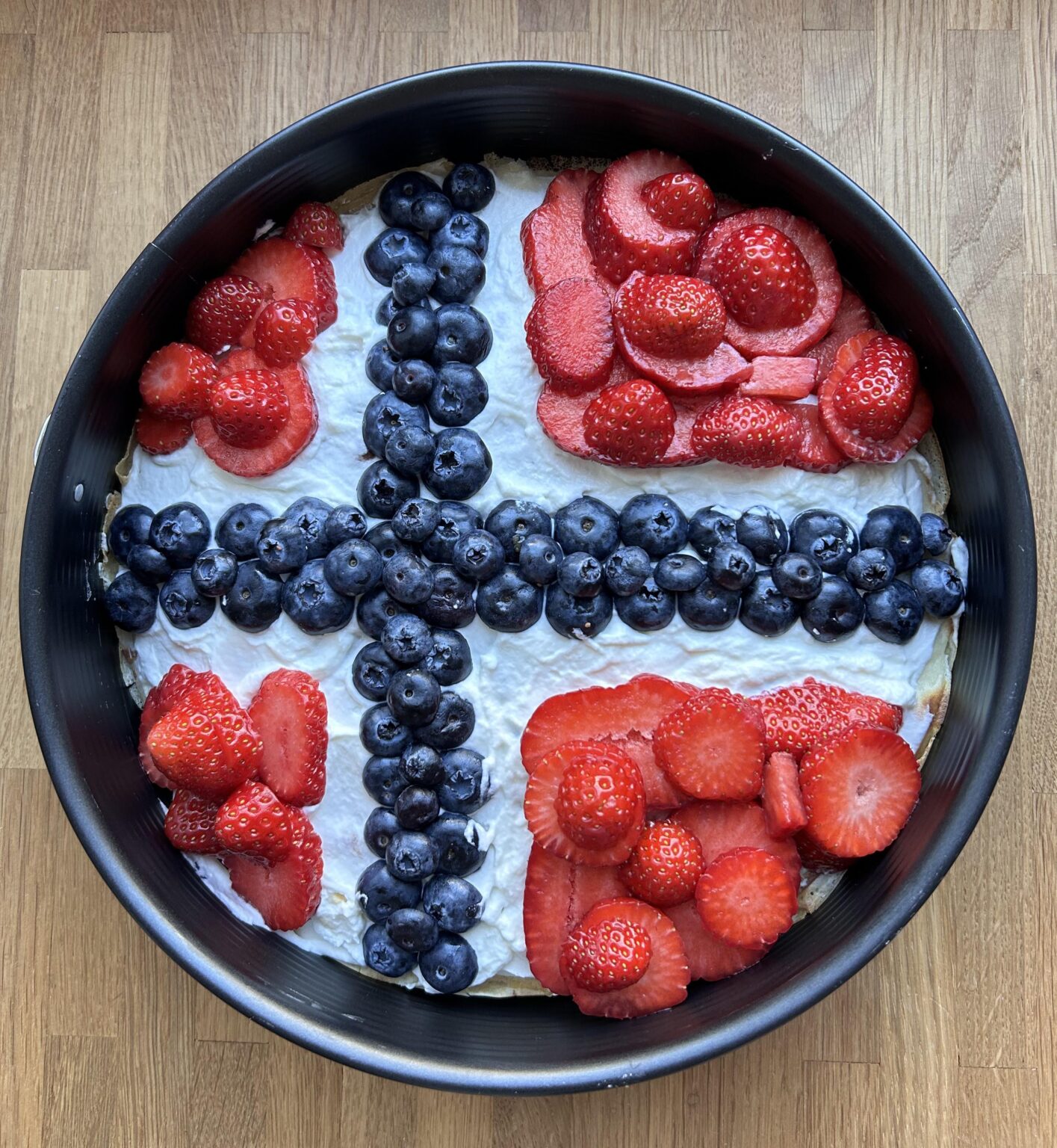 イチゴジャムとクリームを重ねたパンケーキ。 本日はおめでとうございます🇳🇴