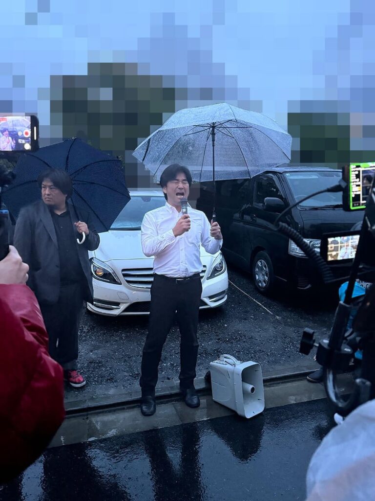 「つばさの党」は家宅捜索に大はしゃぎ 数時間後に小池都知事の自宅を「逆ギレ街宣」 YouTubeでは「今日はモテそうだからクラブに飲みに行く」（デイリー新潮） - Yahoo!ニュース - Yahoo!ニュース