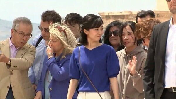 佳子さま、パルテノン神殿を訪問 鮮やかな青と白“国旗カラー”の装い ギリシャ訪問初日は古代遺跡を視察｜FNNプライムオンライン - FNNプライムオンライン