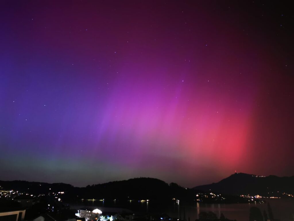 真夜中頃にスイス中央部に現れるオーロラ