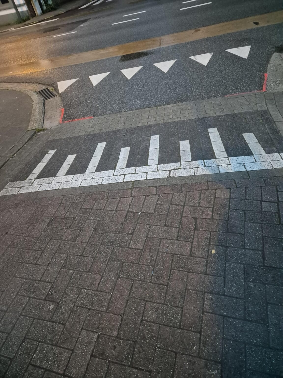 道路の縞模様