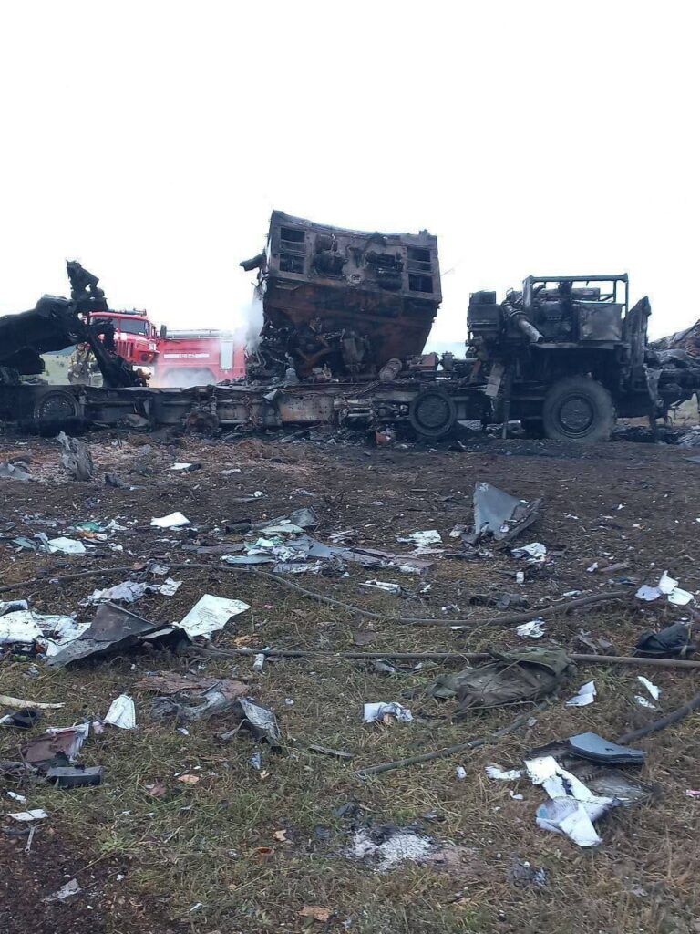 昨日のクリミア・ベルベク飛行場へのATACMS攻撃により、2機のADシステムとレーダー（下の写真）、そして11機のロシア人とともにMiG-31が破壊されたとされる。  3機のSu-27も損傷したとみられる。 さらなる確認を待っています