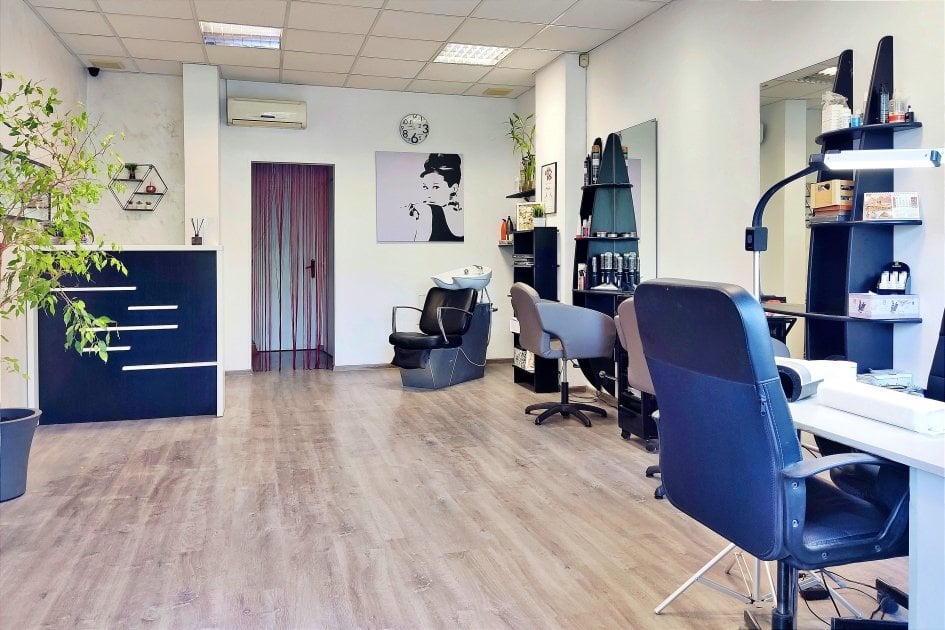 ソフィアのプロのメイクアップアーティスト兼美容師