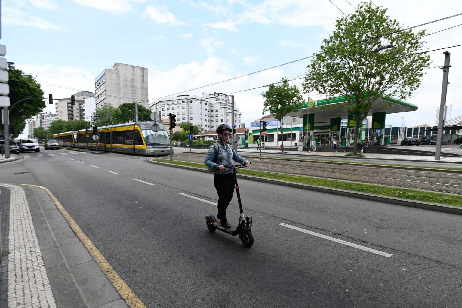 ガイアにはレプブリカ大通り全体に沿って 2 つの自転車道が整備されます。