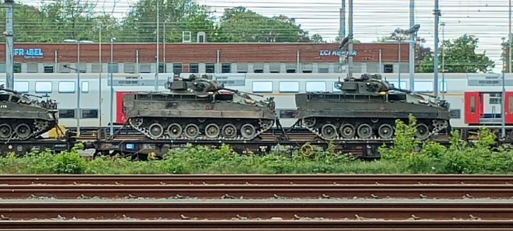 コルトレイクで戦車発見！ 彼らはどこから/どこへ行くのですか?