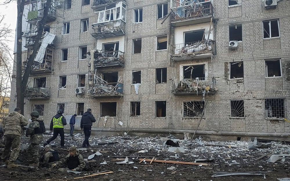 ロシアの空爆でハリコフのカフェが壊滅、10人負傷
