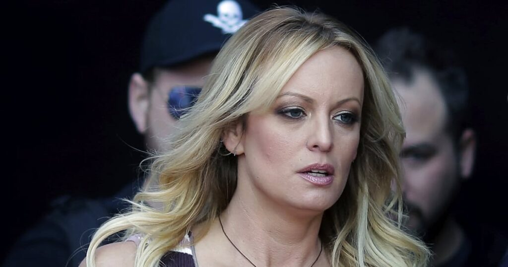 トランプ氏裁判、不倫疑惑の女優が証言 選挙戦の逆風に - 日本経済新聞