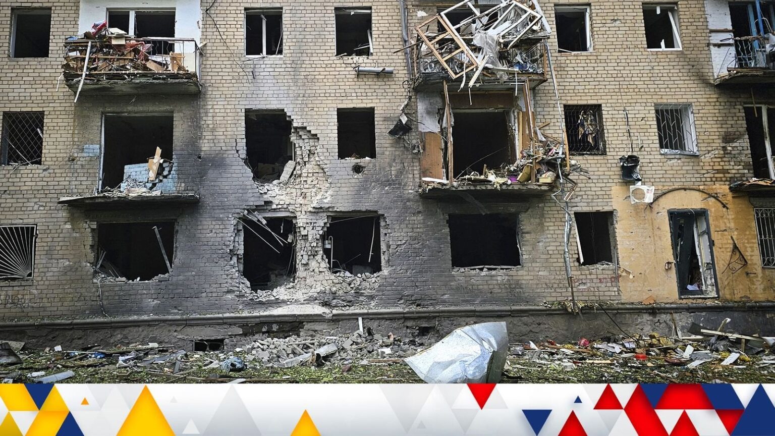 ここ数週間ロシアによる度重なる攻撃を受けて、ウクライナ北東部のハリコフ市が今夜攻撃にさらされていると市長が発表した。 一方、ウラジーミル・プーチン大統領は中国を訪れ、習近平国家主席と会談した。