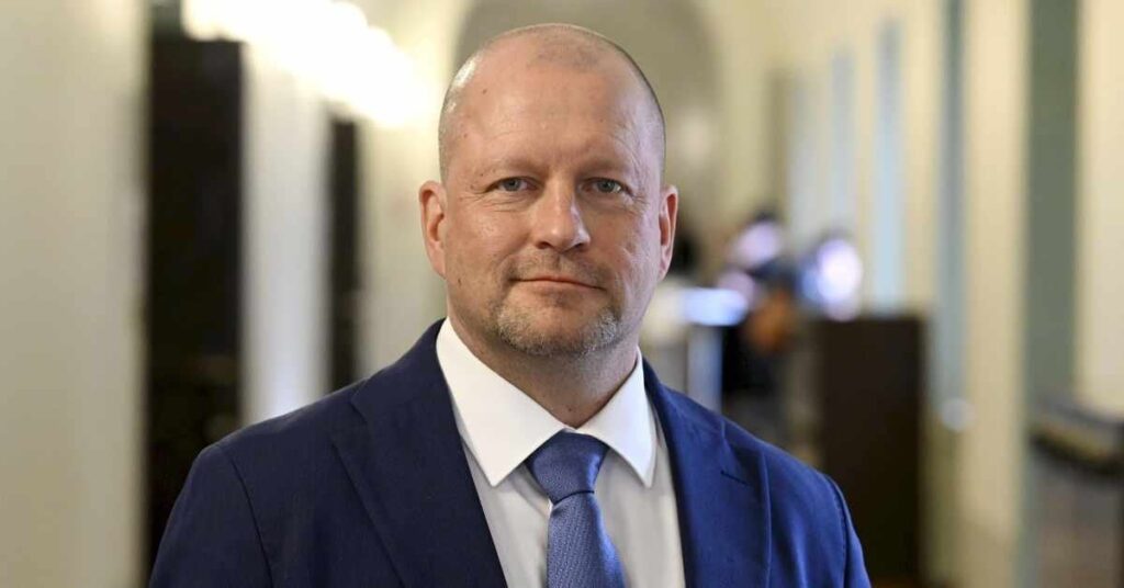 フィンランド党議員、カラオケバー銃撃事件で党首プラ氏の信頼を失い警察捜査に直面 | イールニュース