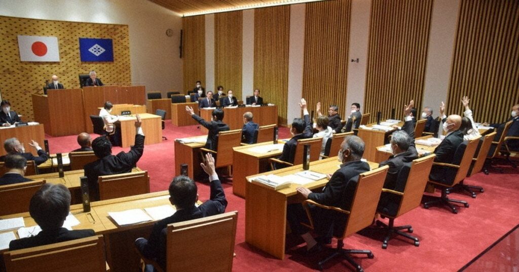 自席マイクも電子表決もなし…新築の議場が昭和のよう 見直し論噴出 - 毎日新聞