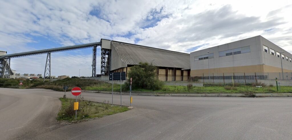 ブリンディジ製糖工場で46歳の労働者が死亡、父親も勤務中に死亡、虐殺は続いている。