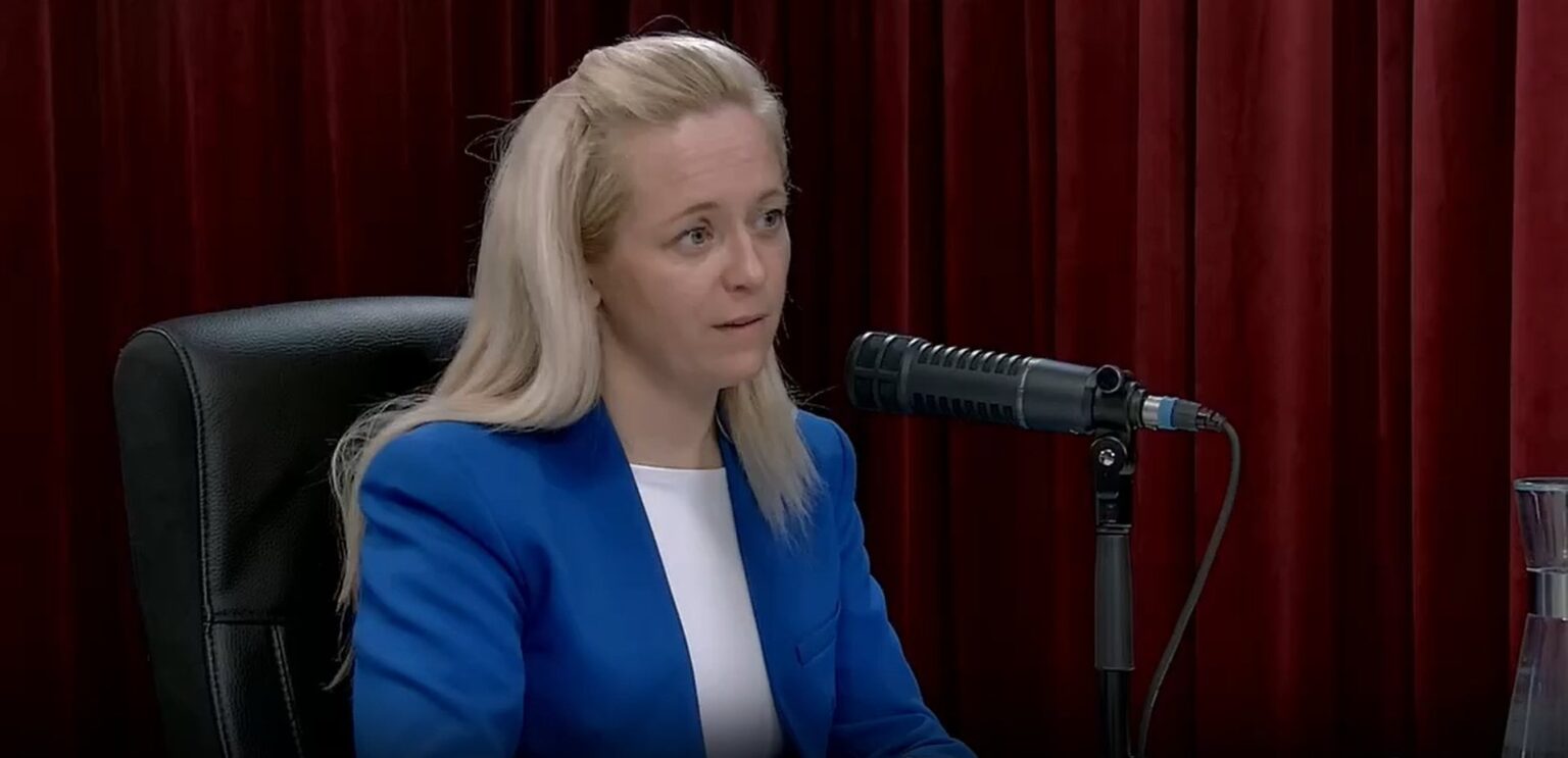 ハラ・フルンド氏は陰謀論に対して「もちろん、私はこの組織で働いたことはない」と答えた。