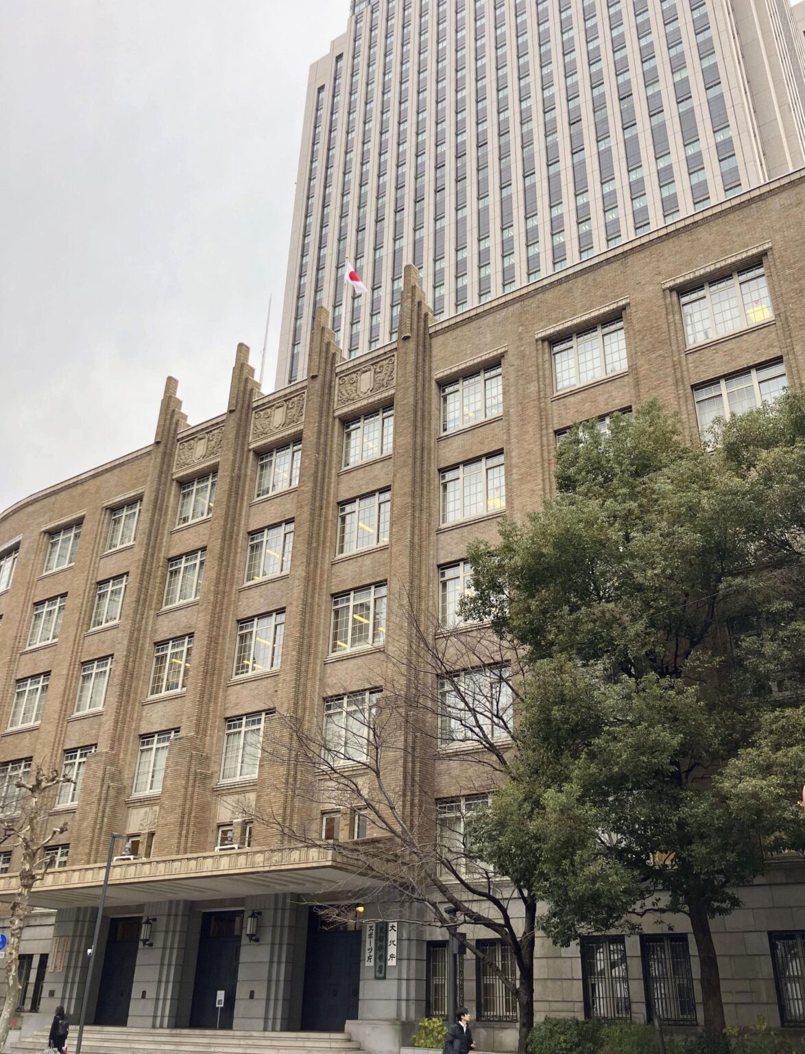 教員給与増、勤務間休息も 処遇改善・負担減の提言案