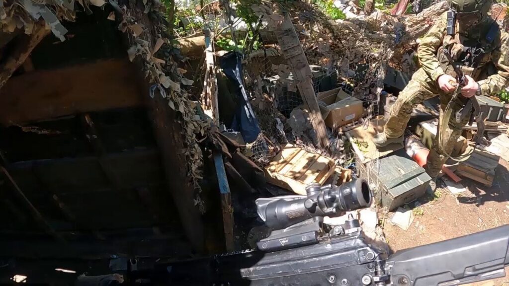 ❗️🇷🇺🔥 オチェレティーノ地区の AFU ダッグアウトを撤去する映像。 センターグループのストームトルーパー。