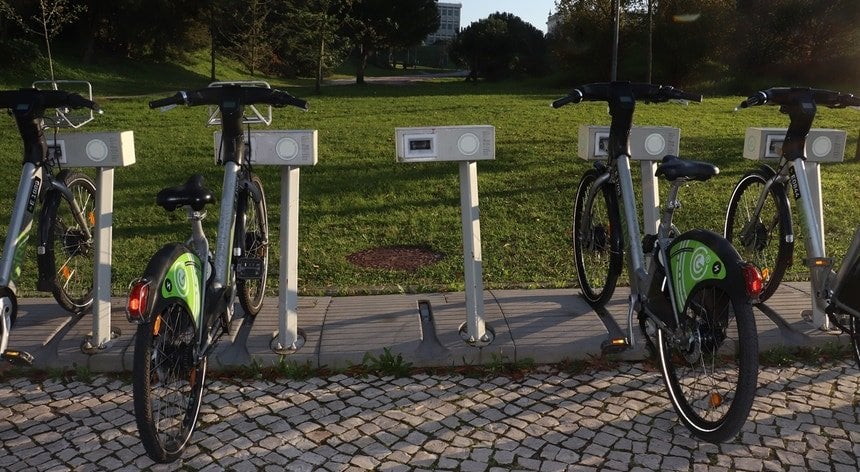 リスボンの自転車。  Gira アプリケーションの制限により、若いユーザーが作成した代替案がブロックされます