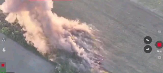 ロシアのBM-21グラードがくすぶるクレーターに