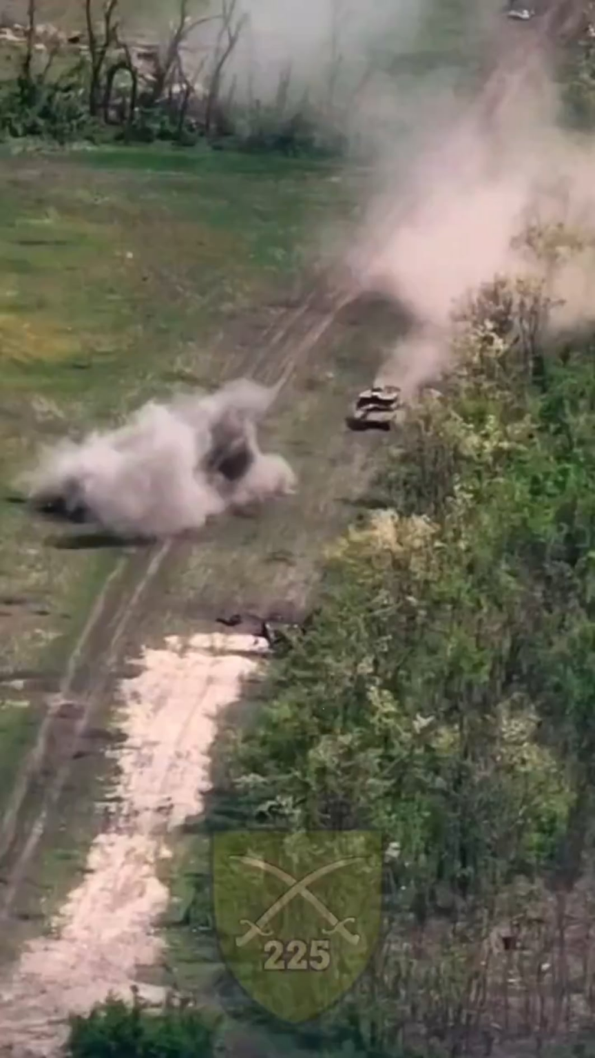 ロシアのT-90が最近どこかの野原でドローンの衝撃により破壊された