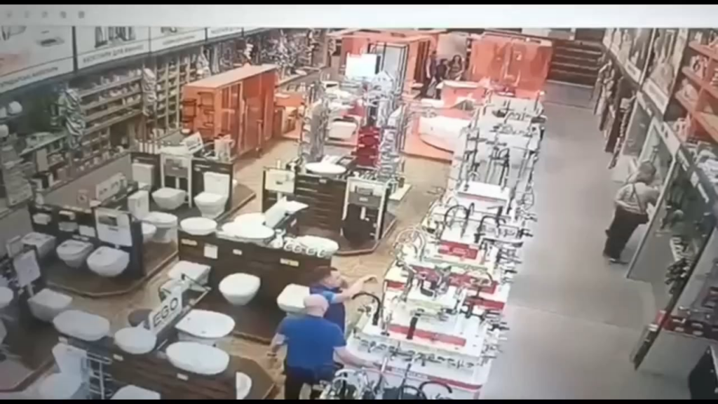 ハリコフのショッピングモールでロシアの滑空爆弾が爆発、監視カメラが捉える