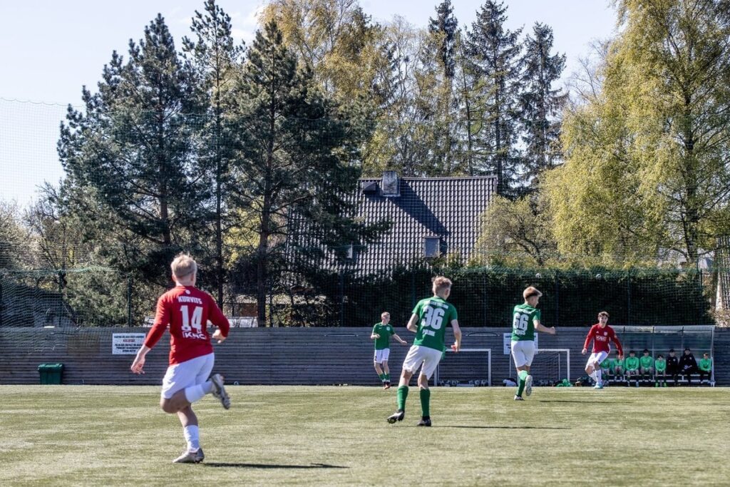 「私たちは頭にボールが当たりました。スタジアムの隣に住んでいる隣人は、少年たちにサッカーボールを返すことを拒否しました。」