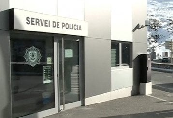 彼はパスにいて、プッチェルダに戻りたいと思っており、警察署に助けを求めに行きましたが、警察は7グラムのコカインを見つけました