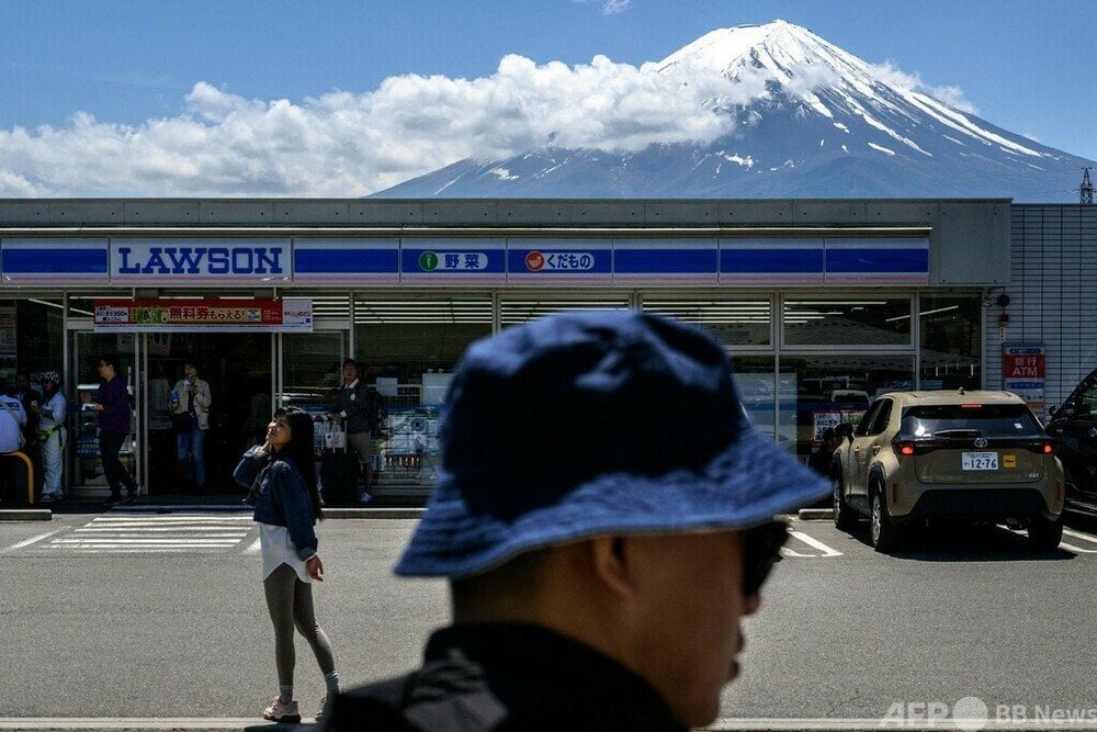 富士山に「目隠し」される前に コンビニ周辺に大勢の観光客 山梨