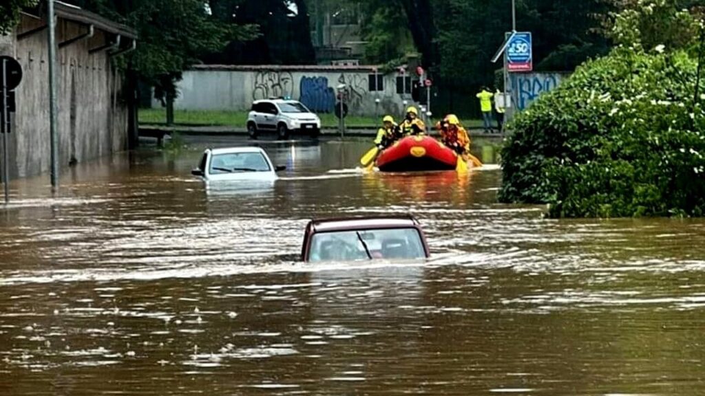 水中のブリアンツァ: ランブロ号は浸水、道路は浸水、学校は閉鎖、車と菜園は水没