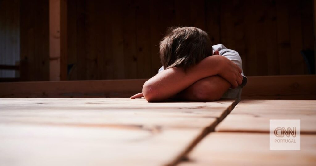 家庭内暴力の被害者である生徒の 44% は 12 年生を卒業していない