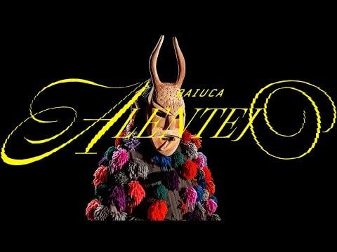 ガリシアの電子音楽アーティスト、バイウカがこの曲「Alentejo」を書きました。 名前に騙されないでください。マスクと衣装はすべて、エントロイド (カーニバル) で使用されるガリシアのさまざまな場所からのものです。