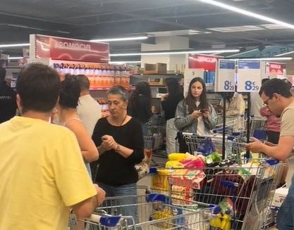 カルフール閉店による清算を求めるエピゼンの狂気の映像