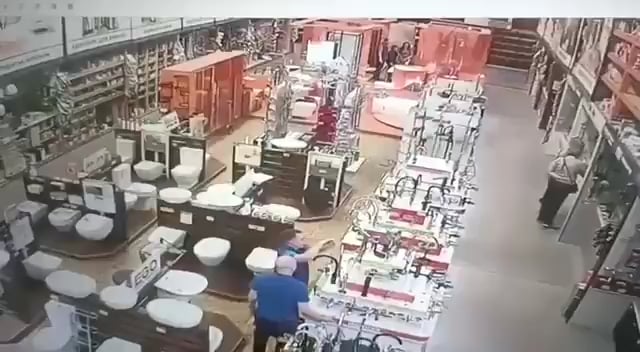 昨日、白昼堂々とロシアに爆撃されたハリコフのショッピングモールの内部。弾薬の備蓄があると言われたものはどこにあるのでしょうか?