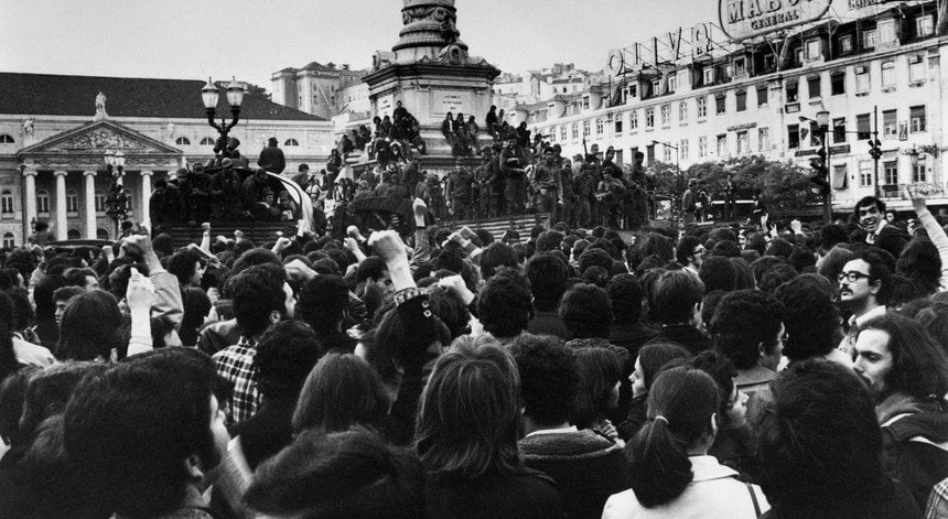 1974 年 5 月 1 日。4 月 25 日以降最初の大規模なデモの物語