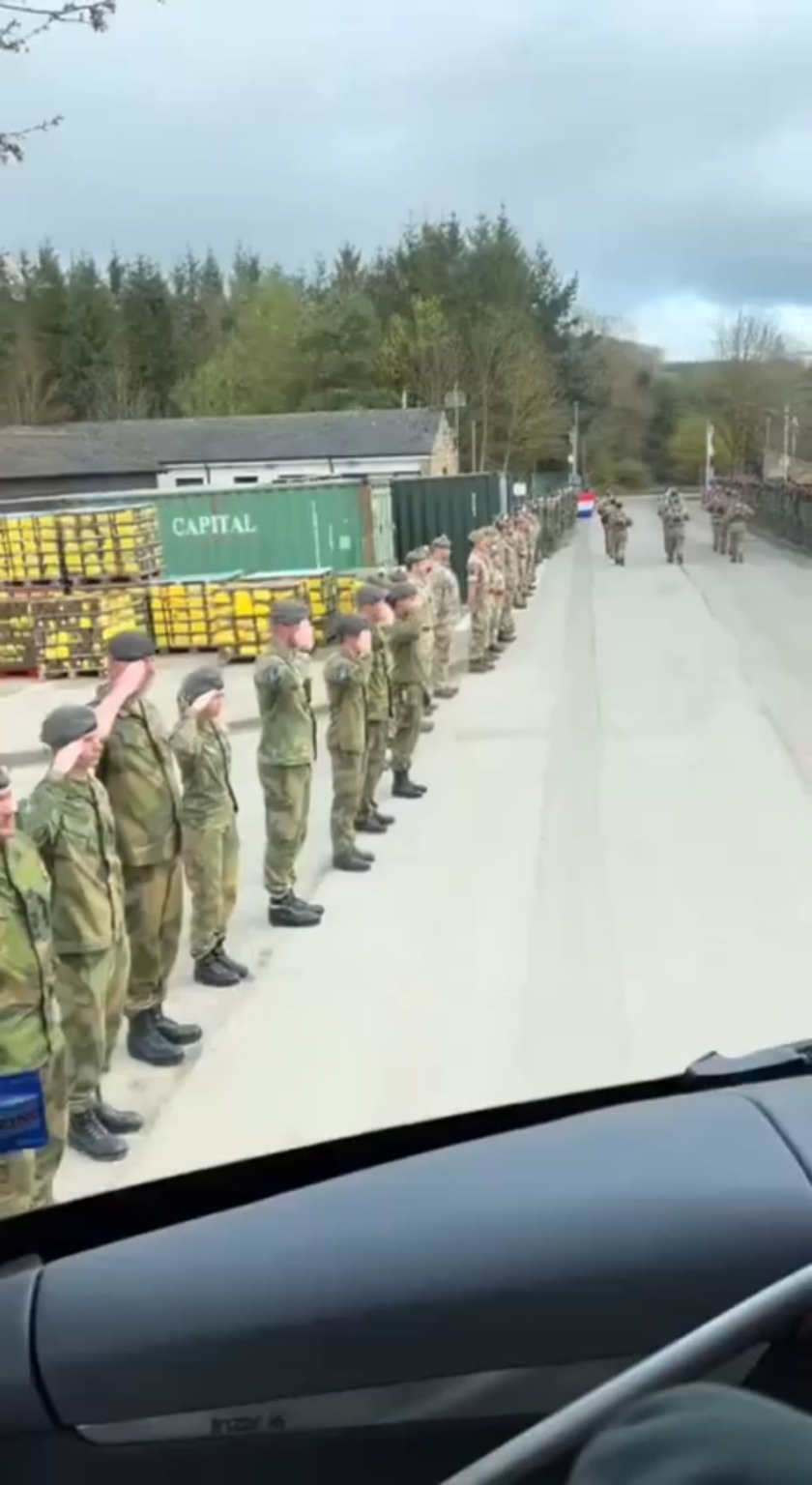 オランダとイギリスの教官らが、ウクライナへ帰国する訓練基地から護送される中、訓練したばかりのウクライナ兵に敬意を表する