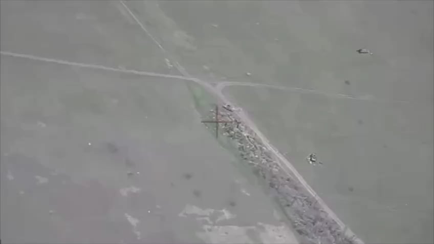 10/10 砲塔投げ：第47旅団の兵士がクラスノホリフカ近くの射撃位置へ移動中にドローンで敵の戦車の砲塔上部を破壊した。
