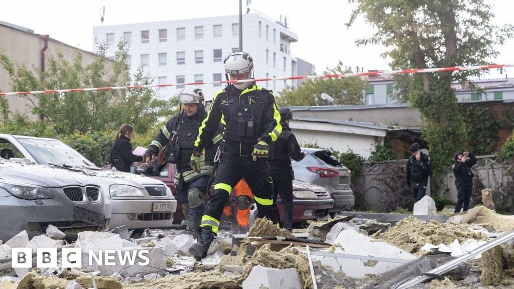 ウクライナ戦争：ロシアの致死性滑空爆弾がウクライナの都市を攻撃 - BBCニュース