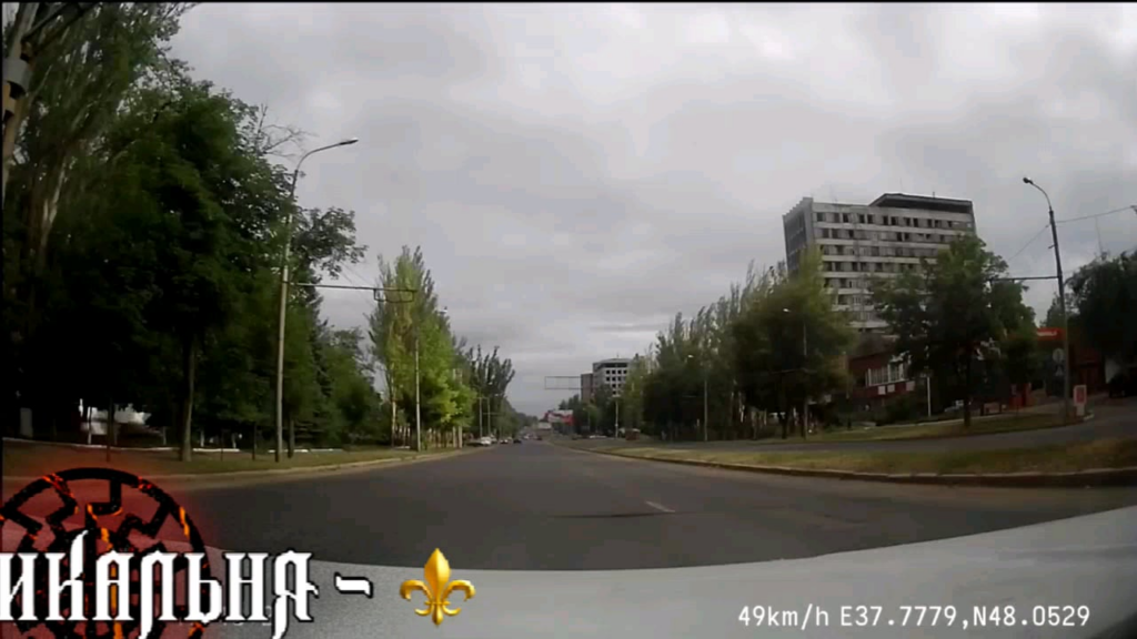 一時占領下のドネツクでロシアの建物が攻撃後に大爆発