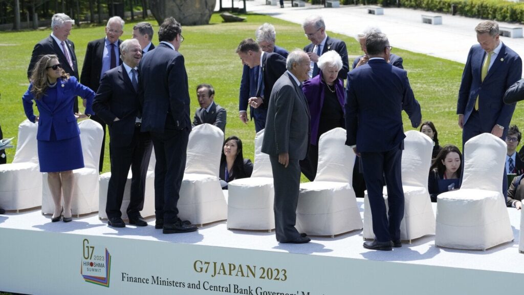 ウクライナが敗北する中、同盟国は凍結されたロシア資産からキエフに資金を絞り出す方法を議論している