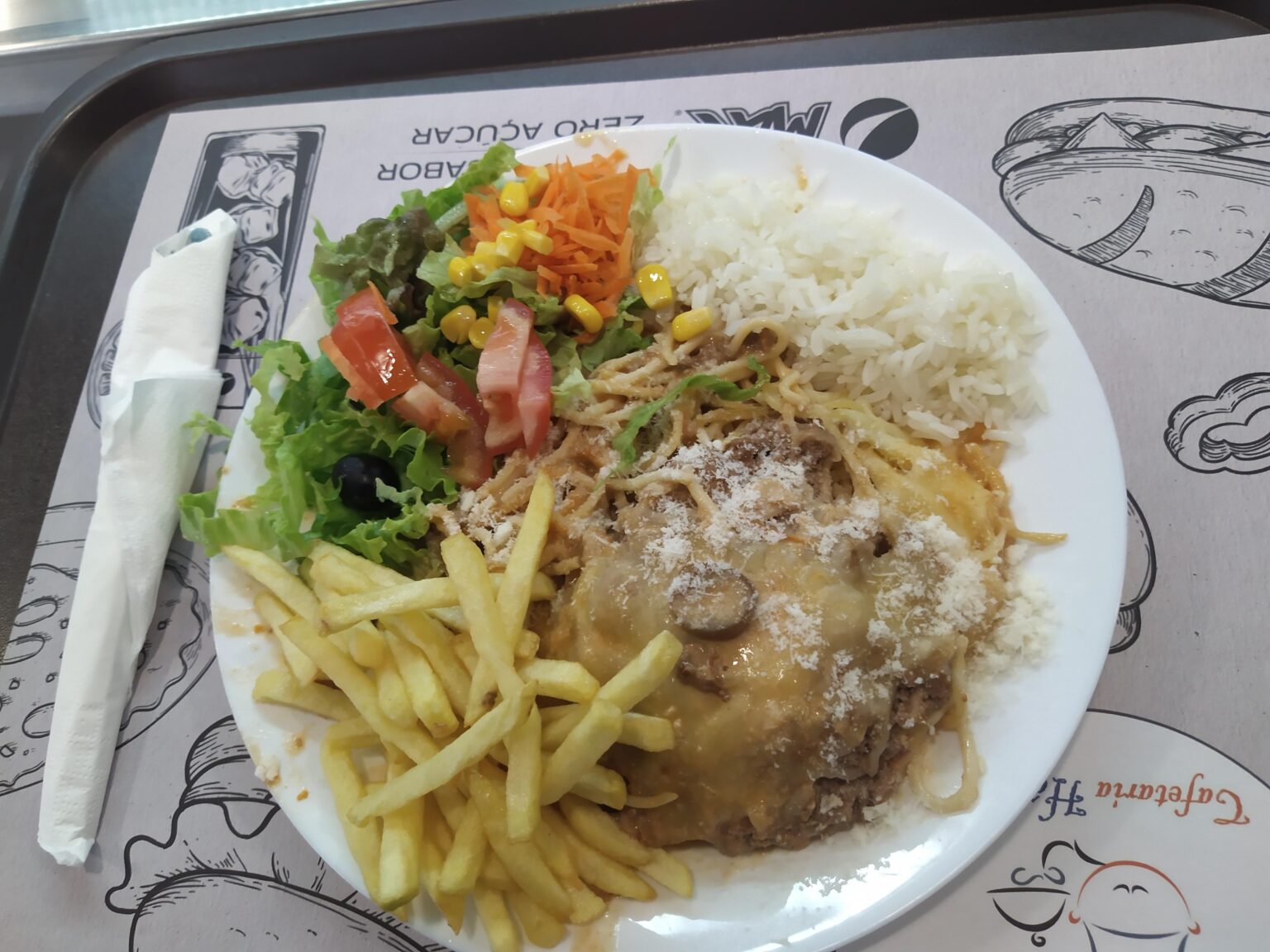 友人がこれを頼んだところです。 肉の巣（パスタ付き）、さらにライスも追加されました。 彼らは尋ねましたか？  （ポルトのプラネタリウムに行ったからではありませんが、星も見えました）