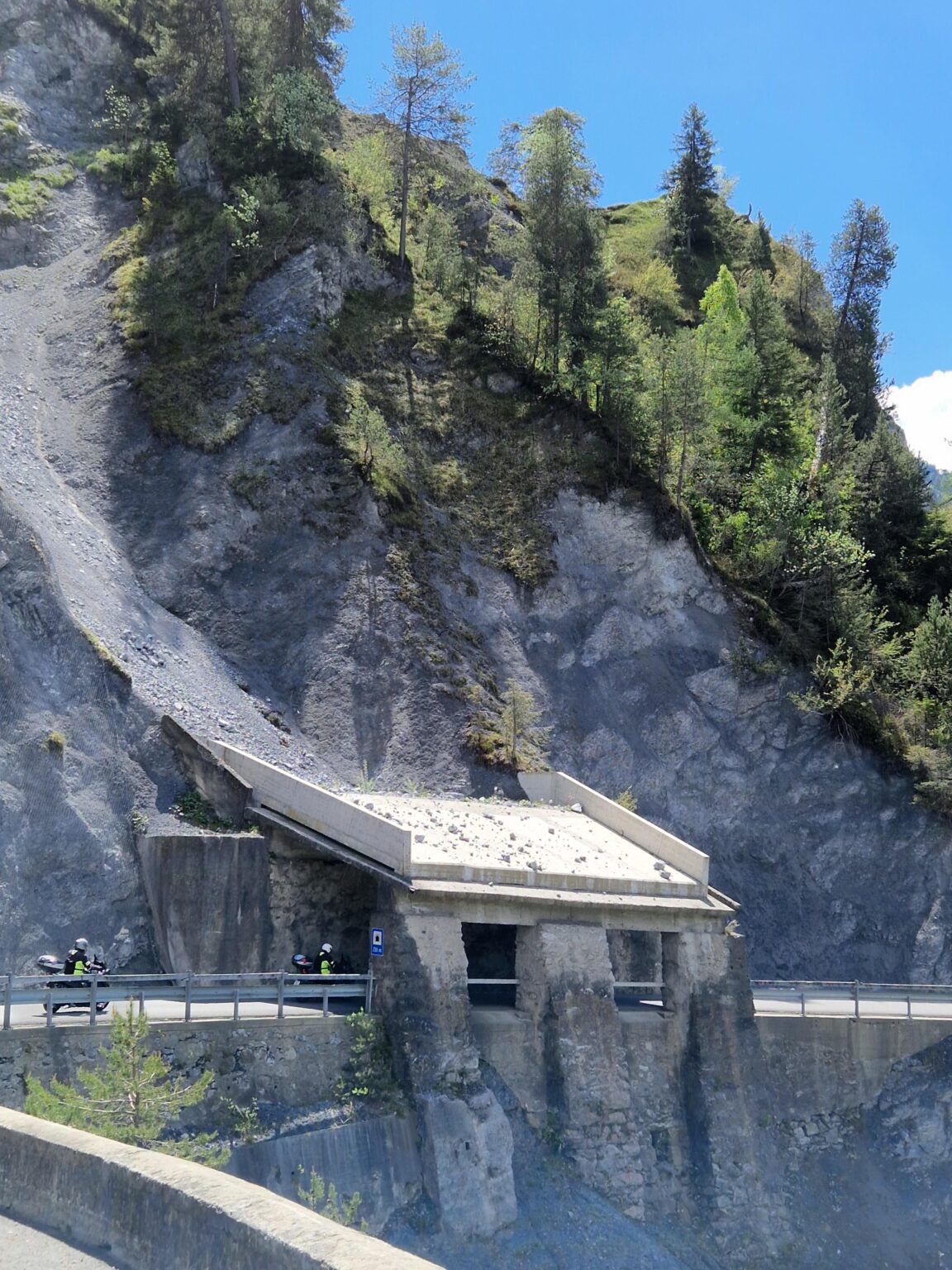 スイスの石を渡るこの道路