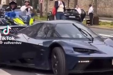 警察に付き添われて横断歩道を飛び降りる28万5,000ユーロのアンドラ車の動画
