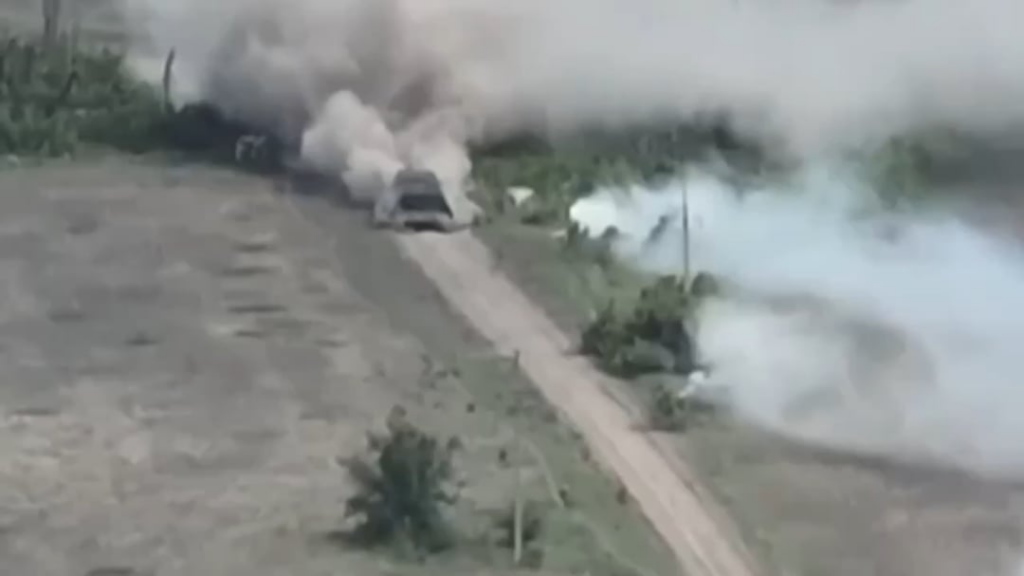 装甲や変装用に大量の金属を積んだロシア戦車がウクライナ軍の砲火に包まれる。