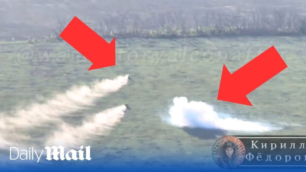 ロシア軍は自国の戦車から砲撃を受けながらウクライナの塹壕を攻撃した。
