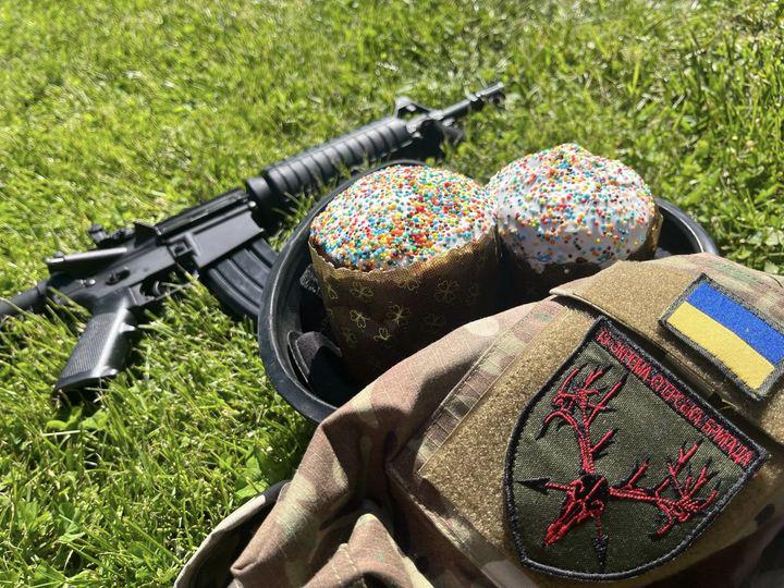 13 ウクライナ国軍の別個猟兵旅団が皆さんの幸せなイースターを祈っています！