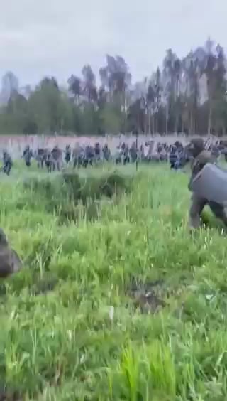 ロシアとベラルーシは再び遠くの国からさらに多くの移民をポーランド国境に送り込み、緊張した状況を作り出している。