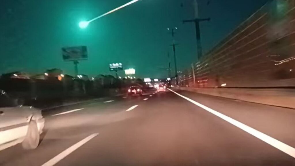土曜の夜に流星が空を照らす