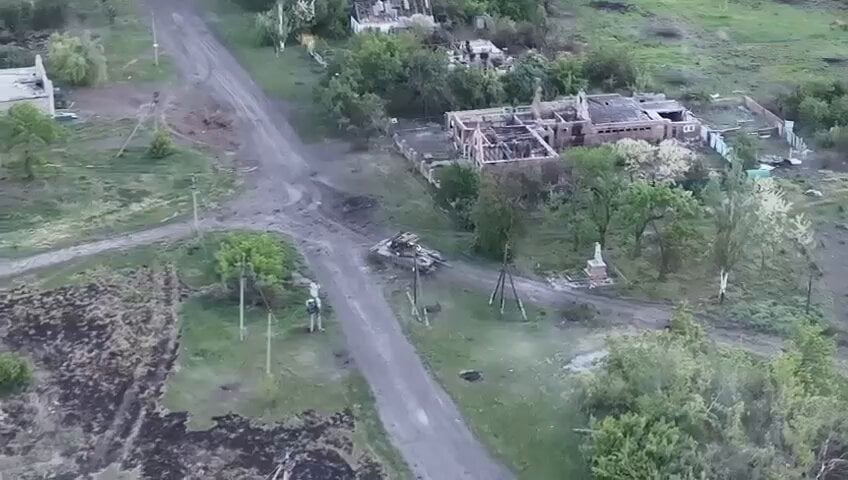 第47旅団の無人機がロシア戦車の「バーベキュー」の真下を飛行し、装甲モンスターの砲塔が飛行します。