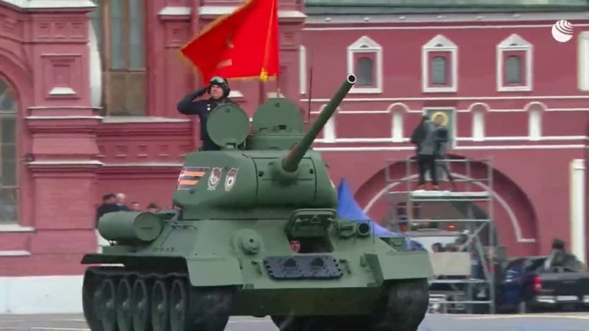 オリックスは、ロシア戦争で損傷/破壊されたロシア戦車の数が 3,000 台に達したことを記念しており、5 月 9 日の「戦勝記念日」の祝賀パレードに展示する T-34 は 1 台のみです。